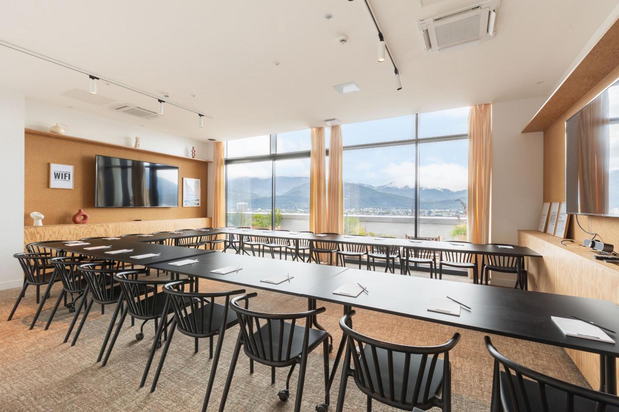 The Babel Community Hotel - Grenoble Bastille Bagian luar foto