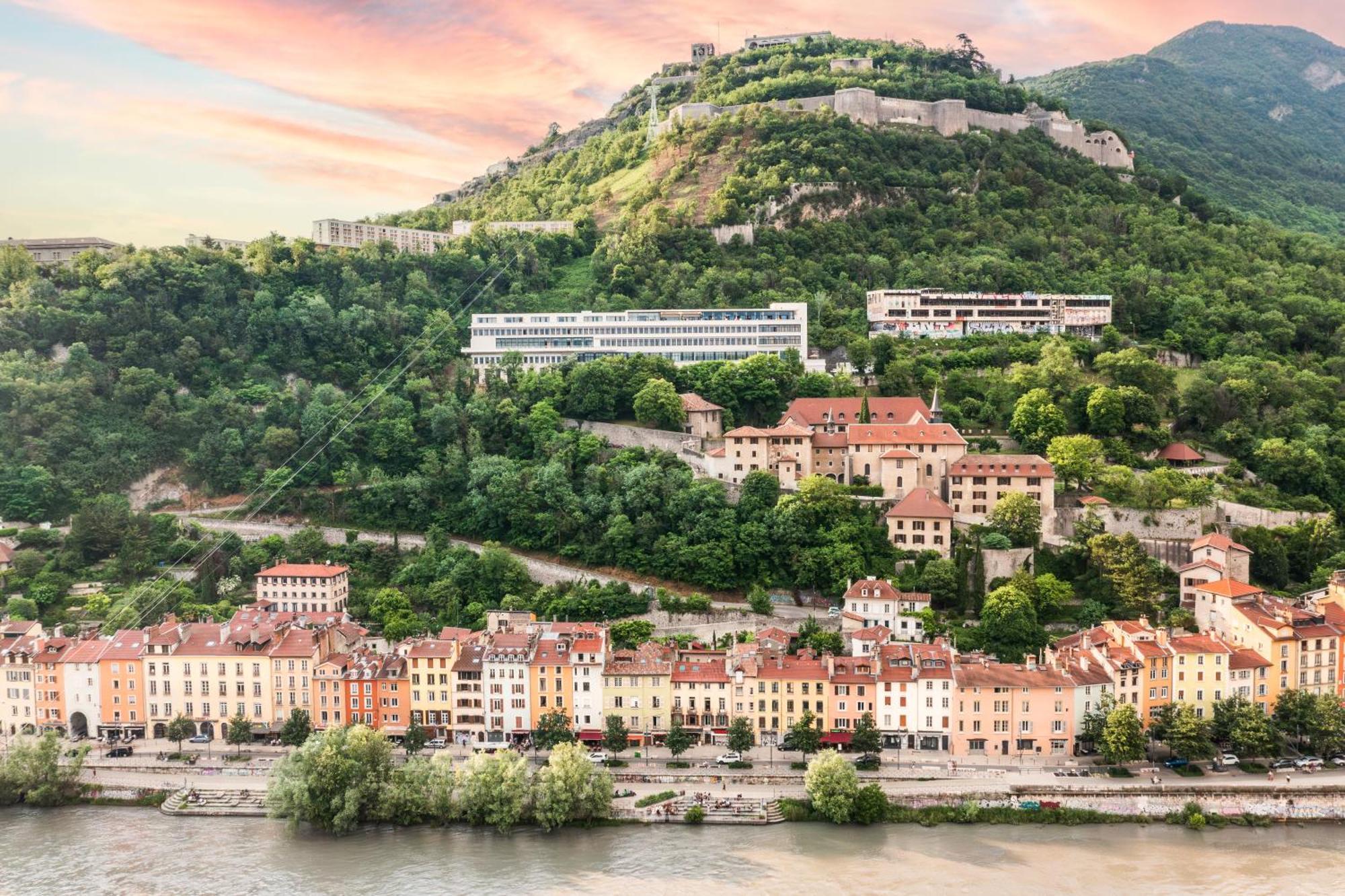 The Babel Community Hotel - Grenoble Bastille Bagian luar foto